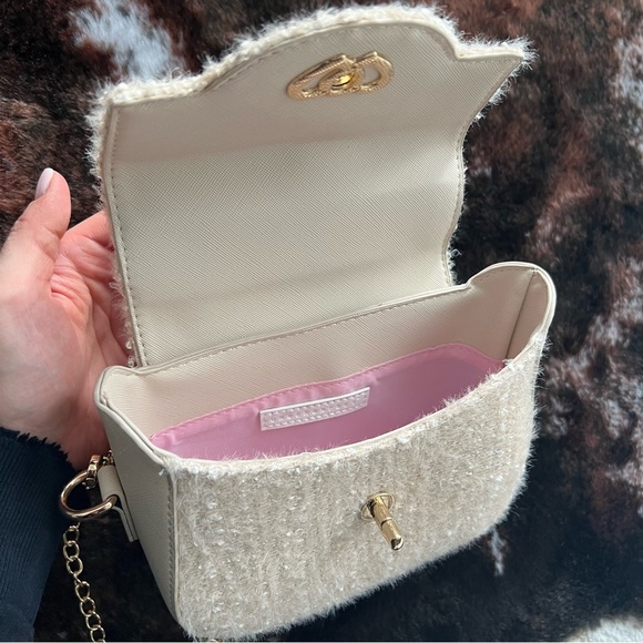 Ivory Tweed Top Handle gold Chain Crossbody Purse with Double Heart Closure - Picture 4 of 7